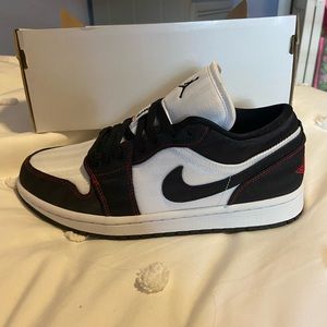 Never worn. air jordan 1 low